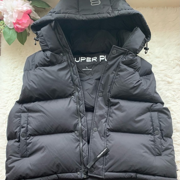 Aritzia Super Puff Shorty Vest in black LG - Picture 2 of 16